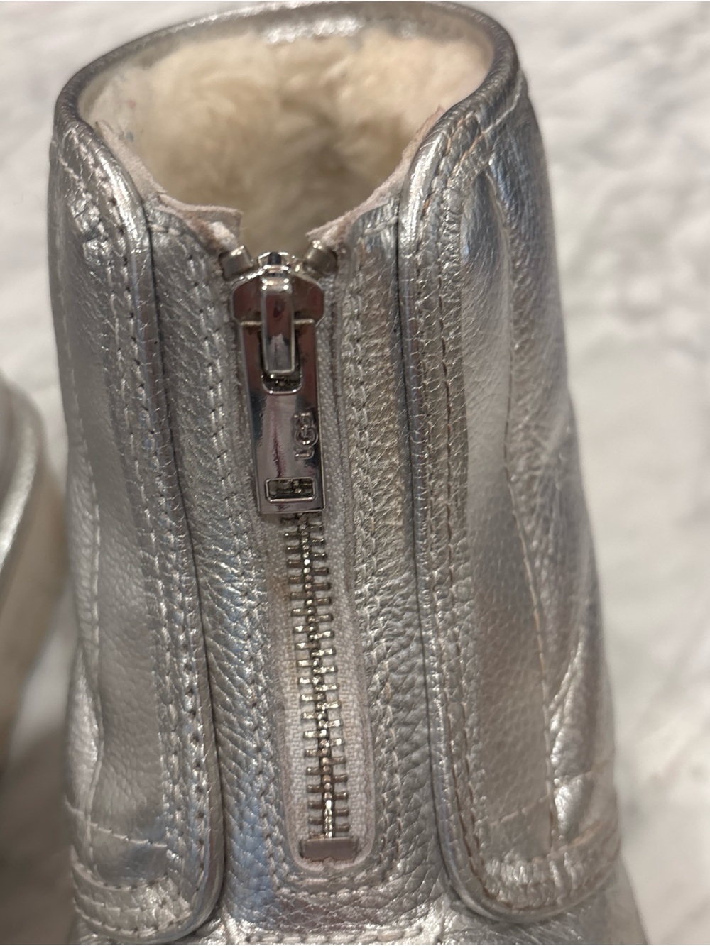 UGG BOOTS - Picture 2 of 8